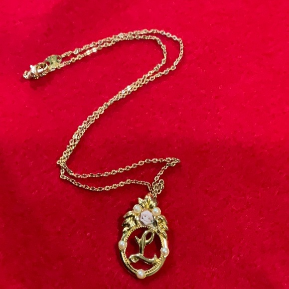 Vintage Avon necklace with initial “L” - Picture 5 of 5